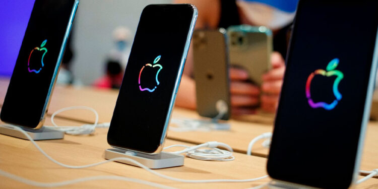Apple planea trasladar a la India millones de iPhone para fabricar