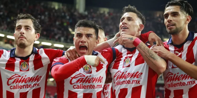 Chivas pega primero ante Pumas