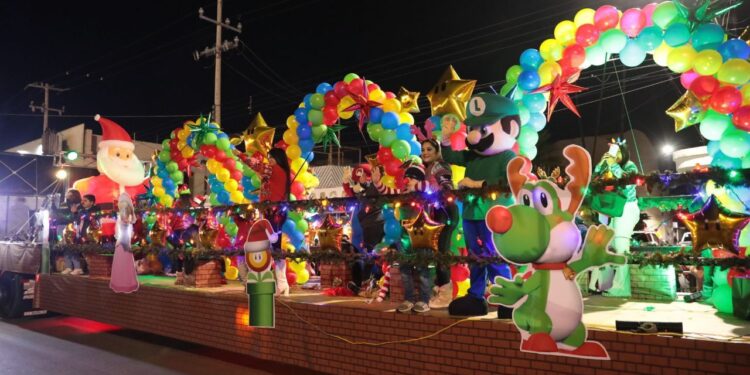 Abarrotan familias calles por  desfile navideño
