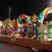 Abarrotan familias calles por  desfile navideño