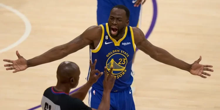 Expulsan a jugador de los Warriors por agresión en pleno juego