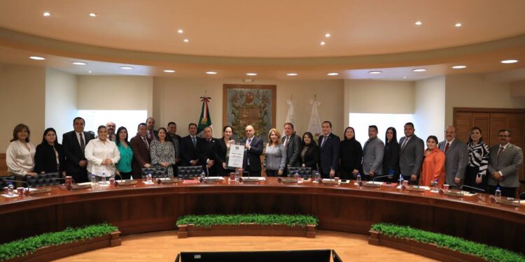 Reconocen Tecolotes de los Dos Laredos a presidenta municipal, Carmen Lilia Canturosas por su impulso al deporte.