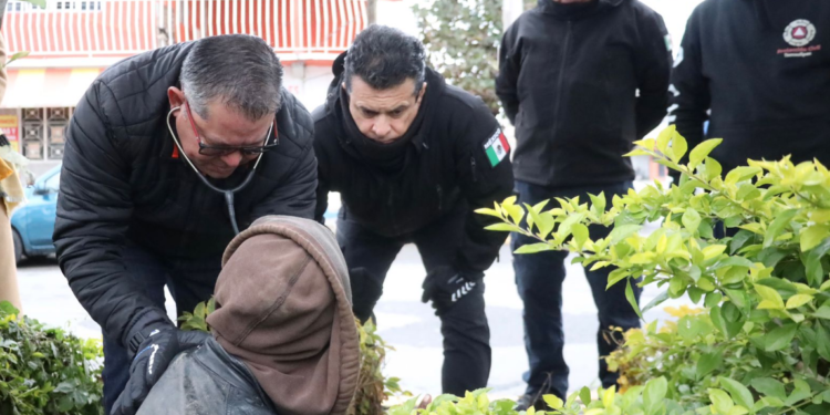 Visita Lalo Gattás albergues y recorre calles en auxilio de personas vulnerables al frío