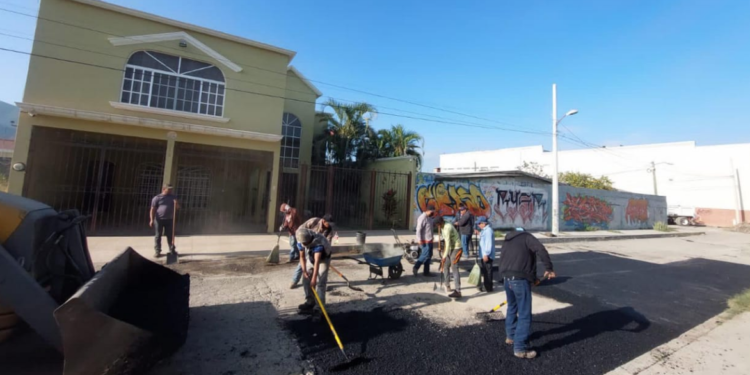 Amplia municipio recarpeteo y bacheo de calles a más colonias