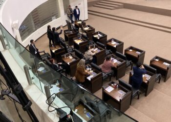Diputados regresan a sesionar con gritos