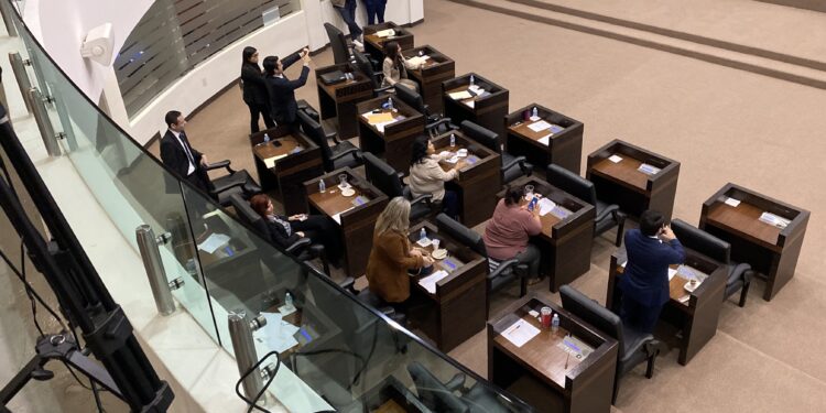 Diputados regresan a sesionar con gritos