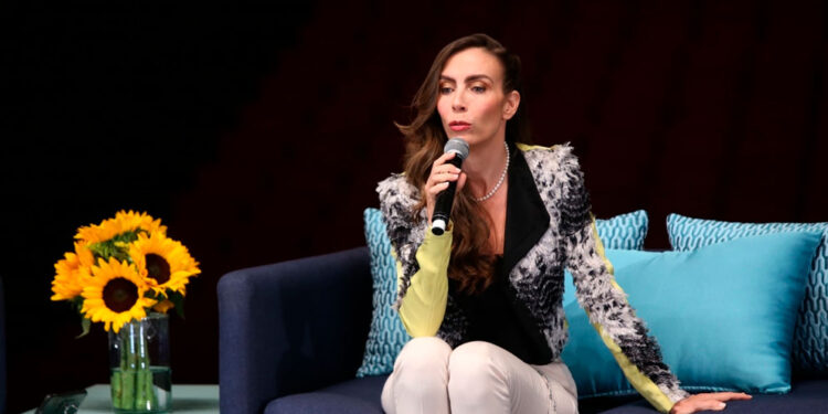Busca Sasha prohibirle a De Llano que hable de ella en libro