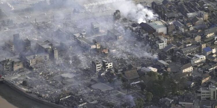 Aumentan a 126 los fallecidos por terremoto en Japón