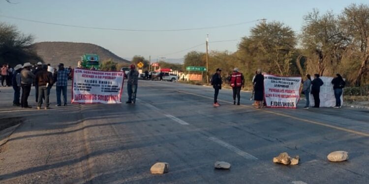 Bloquean por sexto día carretera Rumbo Nuevo