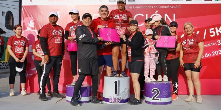 Conviven y fomentan el deporte Lucy y Lalo en familia.