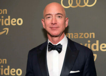 Vende Bezos otros 2,400 mdd en acciones de Amazon