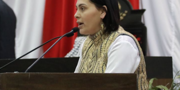 Obligarían a gobiernos a impartir educación financiera a mujeres