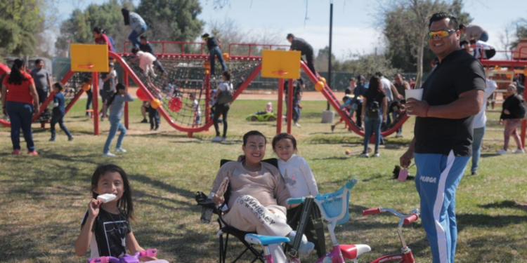 Abarrotan familias neolaredenses el renovado parque viveros en fin de semana