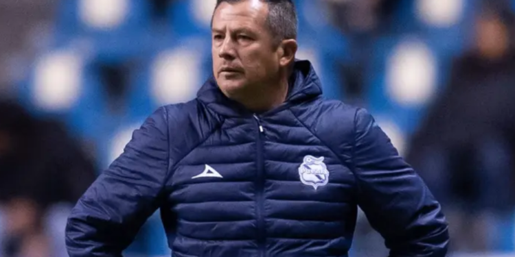 Puebla cesa a su técnico Ricardo Carbajal.