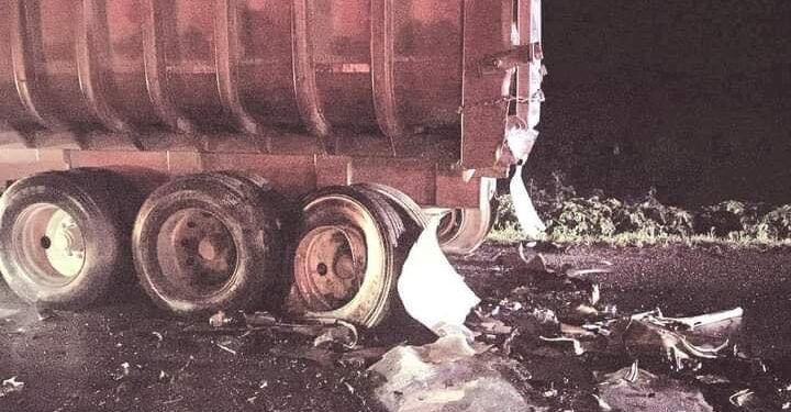 Mueren madre e hija al chocar contra trailer