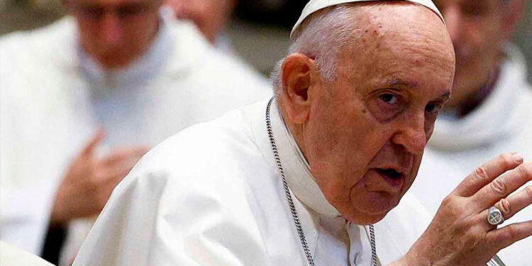 El papa regresa al hospital