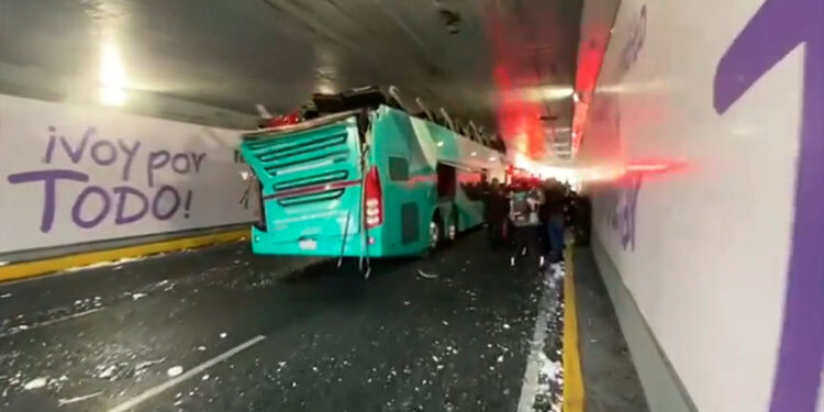 Accidente en viaducto deja más de 20 lesionados tras choque de autobús en túnel