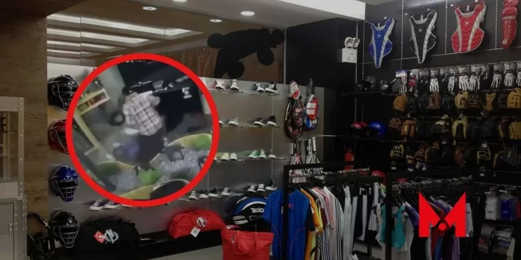 Gerente golpea brutalmente a empleada y se da a la fuga