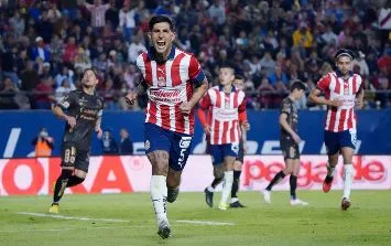 Chivas vence 2-0 a San Luis con doblete de Víctor Guzmán