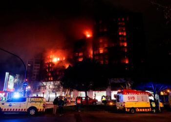 Incendio en edificios de Valencia deja al menos 4 muertos y 19 desaparecidos