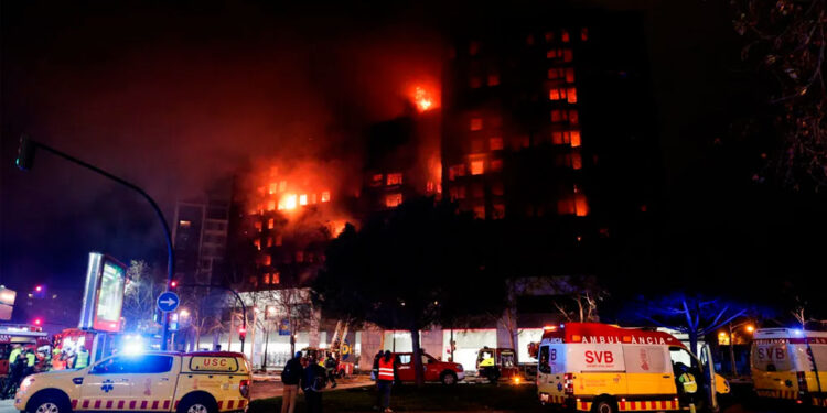 Incendio en edificios de Valencia deja al menos 4 muertos y 19 desaparecidos