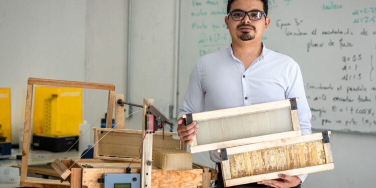 Presenta Universidad de Chapingo colmena 3D para la cosecha automatizada de miel