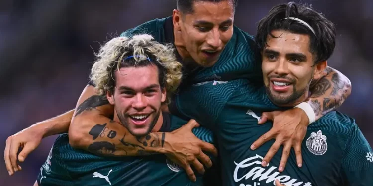 Chivas le pega 2-0 a Monterrey, que se quedó con 9 jugadores