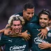 Chivas le pega 2-0 a Monterrey, que se quedó con 9 jugadores