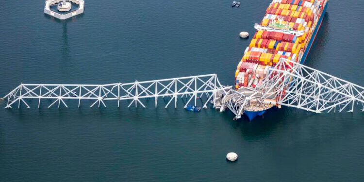 Biden quiere reconstruir puente colapsado en Baltimore y reabrir el puerto
