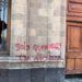 Normalistas de Ayotzinapa derriban puerta de Palacio Nacional
