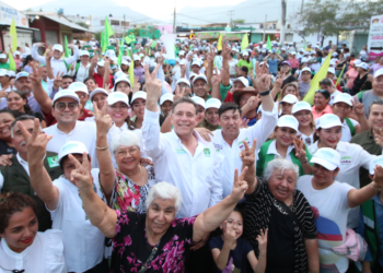 Entre porras y batucada reciben a Geño en la Ampliación Libertad
