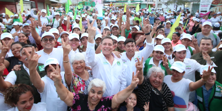 Entre porras y batucada reciben a Geño en la Ampliación Libertad