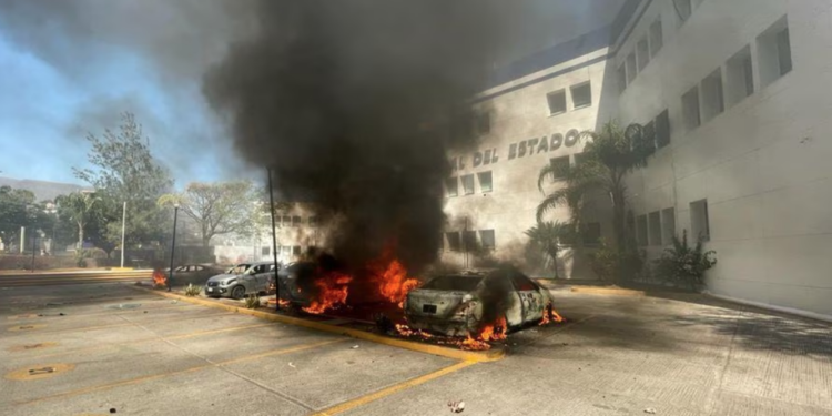 Normalistas ingresan a Fiscalía de Guerrero y queman autos