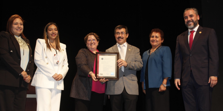 Recibe la UAT reconocimientos a la calidad educativa
