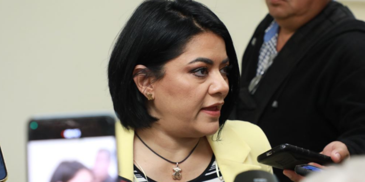 Descarta Úrsula solicitar licencia para hacer campaña.