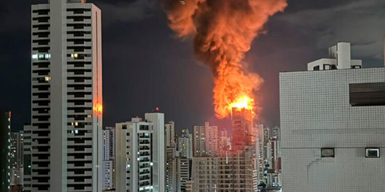 Incendio consume parcialmente edificio en construcción en Brasil