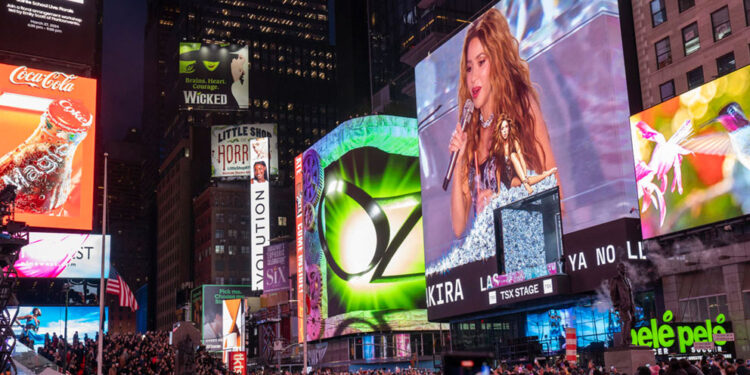 Shakira enciende Times Square con presentación de su nuevo álbum