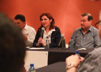 Se reúne Imelda San Miguel con el gremio Transportista CENSECAR