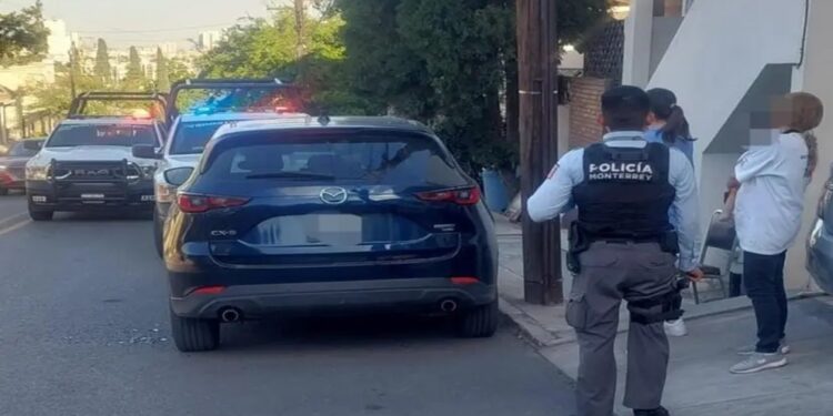 Policía de Monterrey rescata a bebé de 11 meses encerrado en una camioneta
