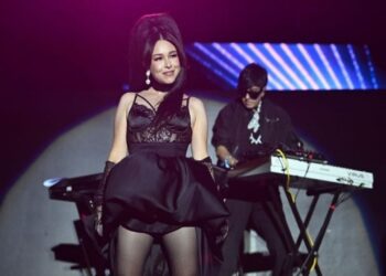 Belanova regresa a los escenarios, pero no convence y la critican