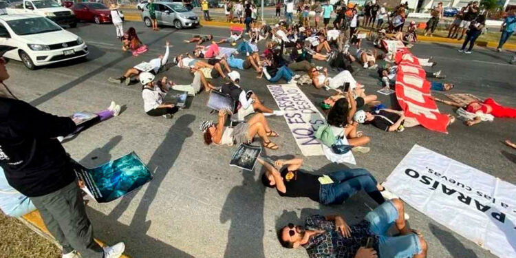 Protesta ambiental bloquea carretera Cancún-Tulum en rechazo a obras del Tren Maya