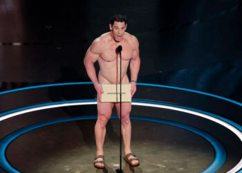 John Cena presenta el Oscar al mejor vestuario desnudo