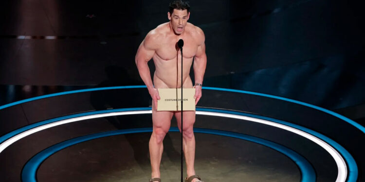 John Cena presenta el Oscar al mejor vestuario desnudo