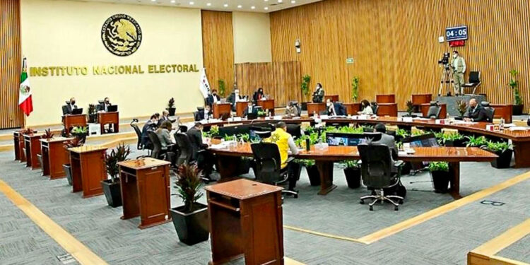 Alertan remanentes de 697 mdp en INE