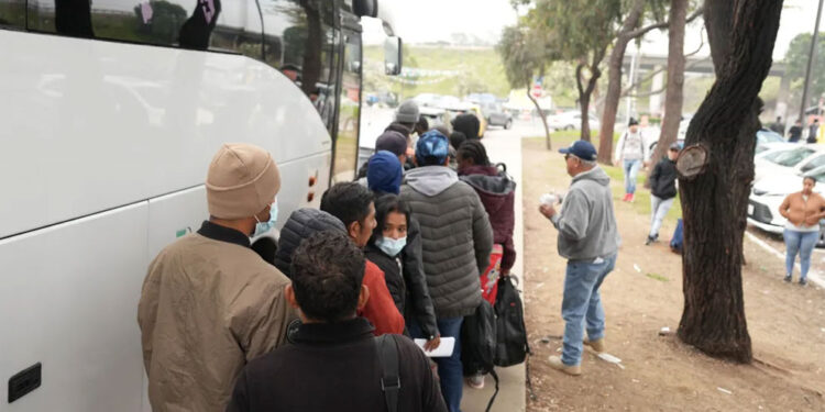 Estados Unidos expulsa a casi 600 mil extranjeros desde la frontera con México