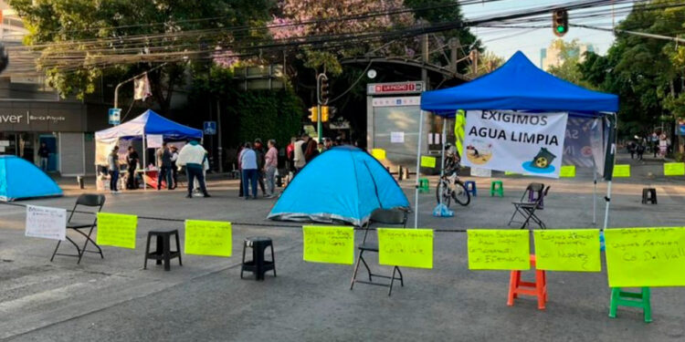 Vecinos de Benito Juárez mantienen bloqueo por tercer día consecutivo debido a agua contaminada