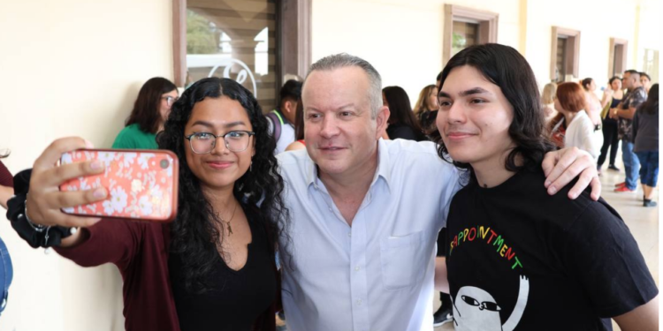 Promoverá Carlos Canturosas políticas para garantizar educación de niños y jóvenes neolaredenses