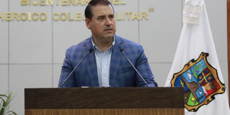 Panistas arremeten contra AMLO por fallida política exterior; Morena lo defiende
