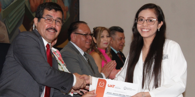 Entrega la UAT 37 médicos con las más altas calificaciones del EGEL Ceneval