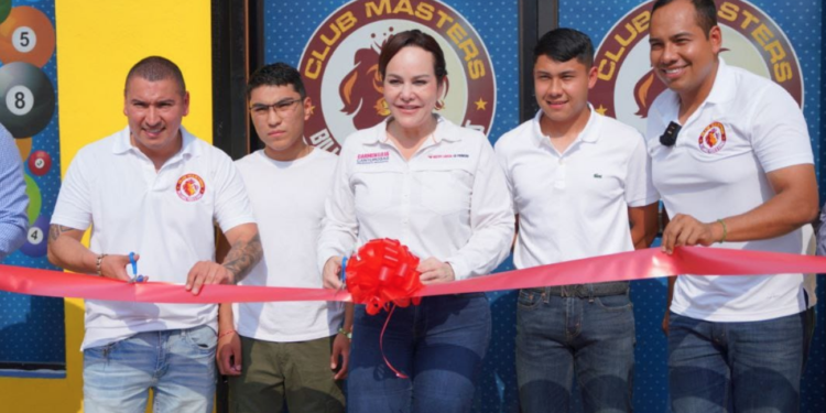 Carmen Lilia Canturosas corta listón de nuevo negocio
